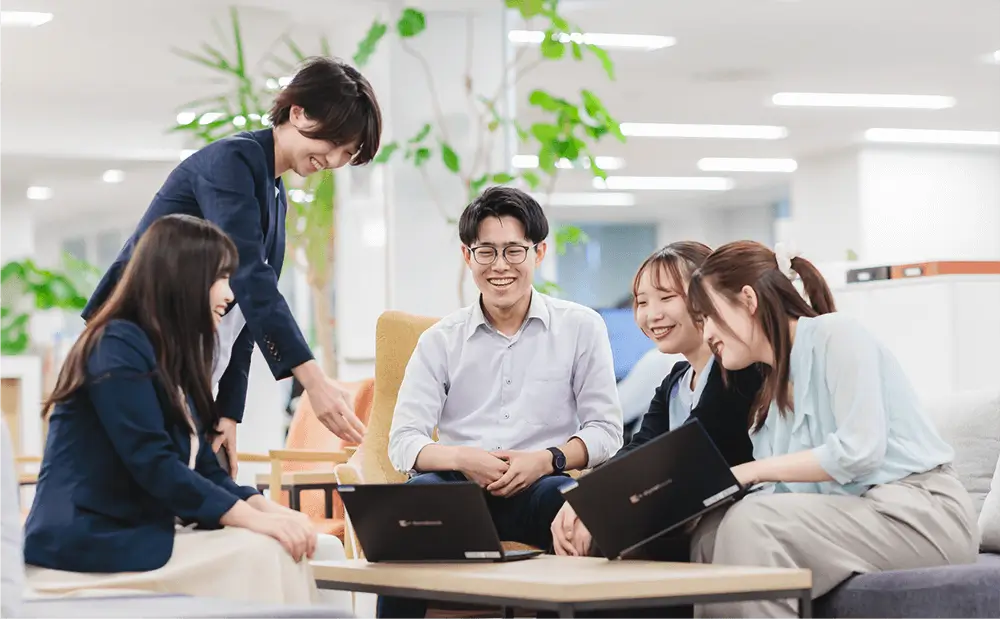 楽しそうに談笑している社員