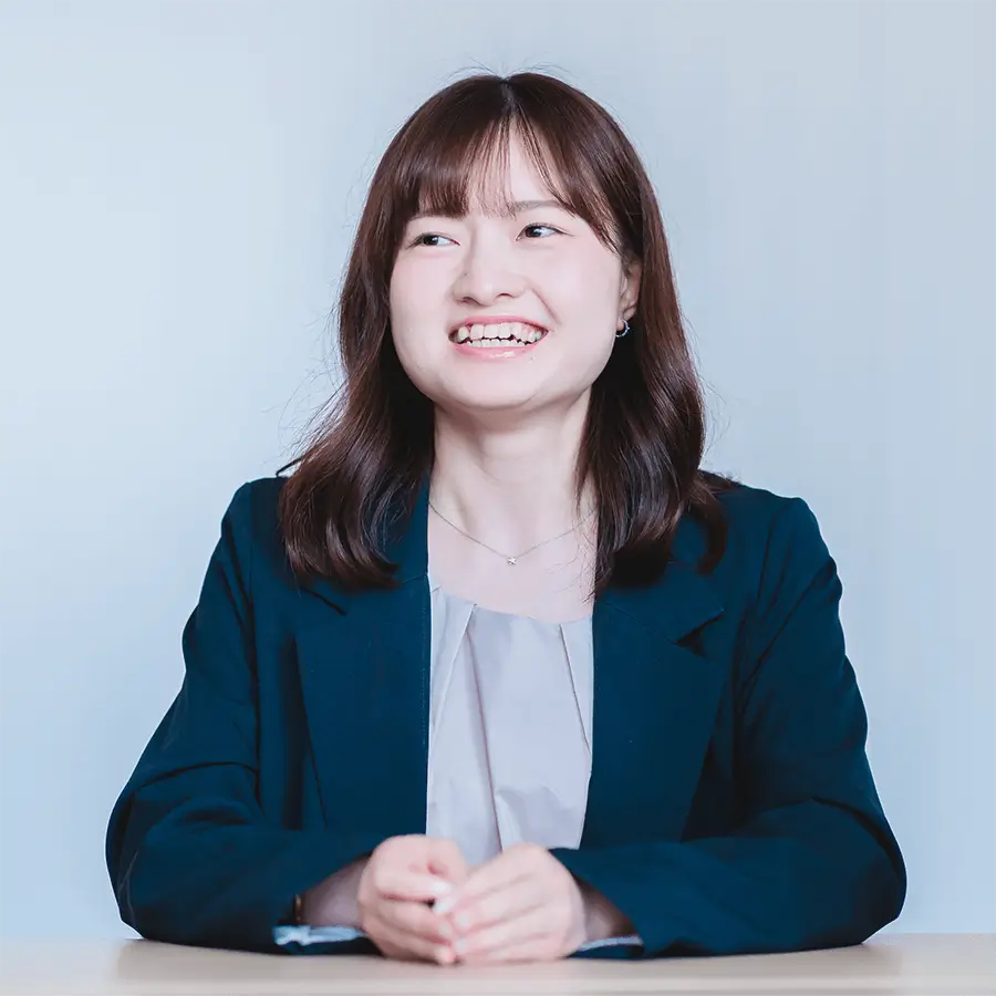 女性が笑顔で話している