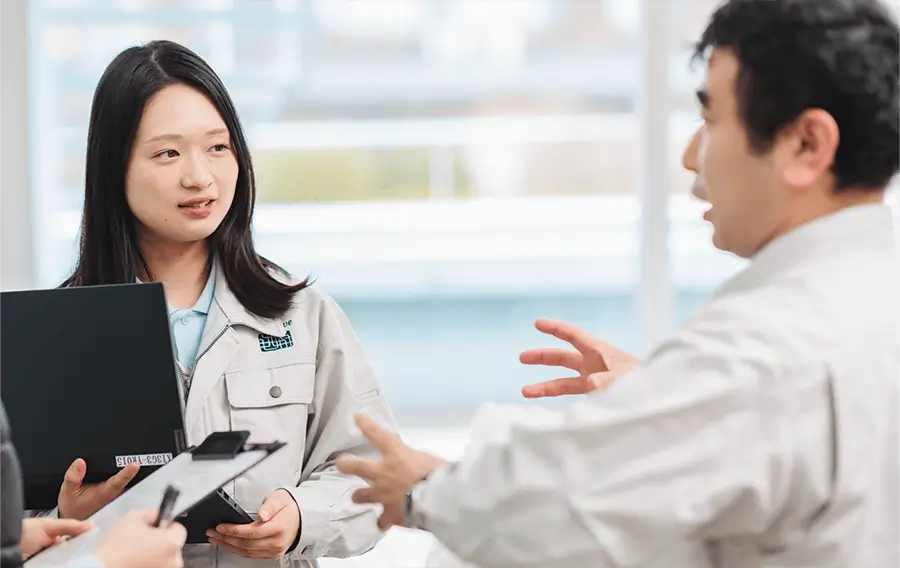 研修を受けている女性